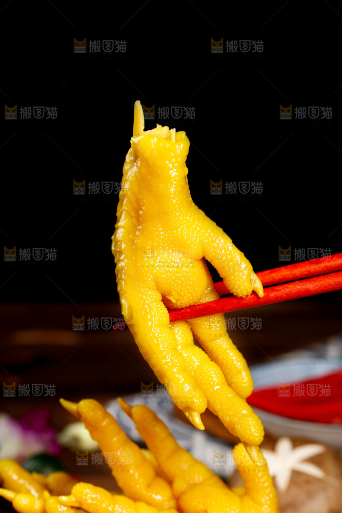 筷子夹着盐焗鸡爪