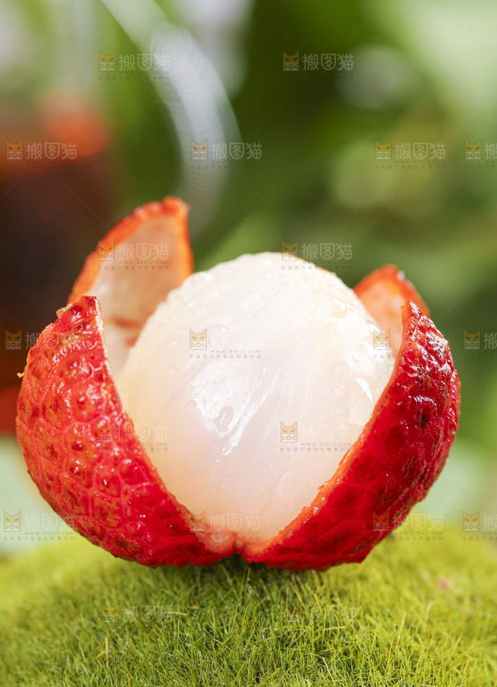 绿草地上放着鲜荔枝