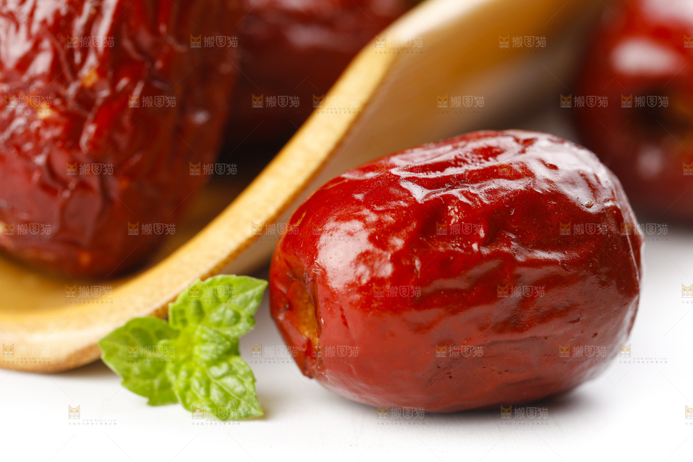 白底上摆放着香酥脆红枣