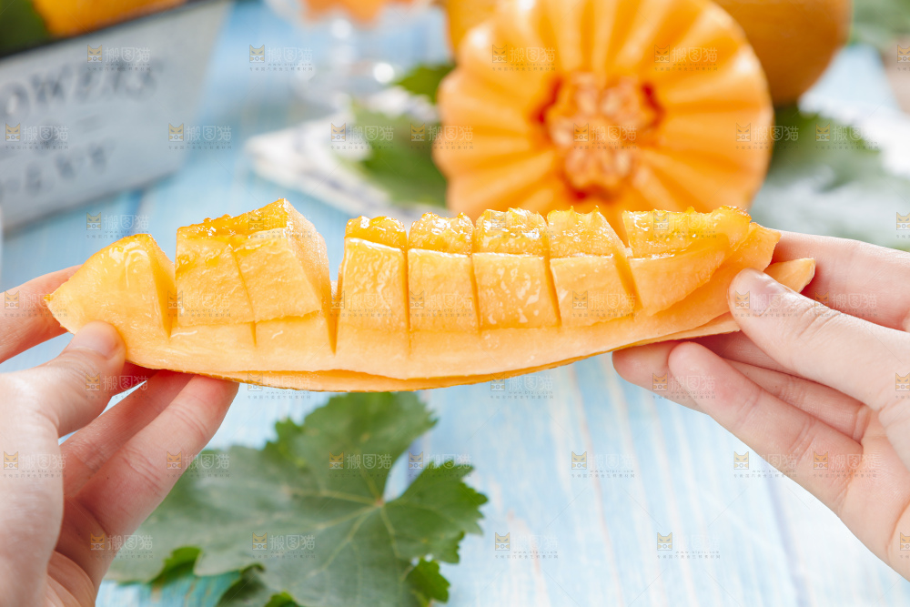 手里拿着冰火蜜瓜