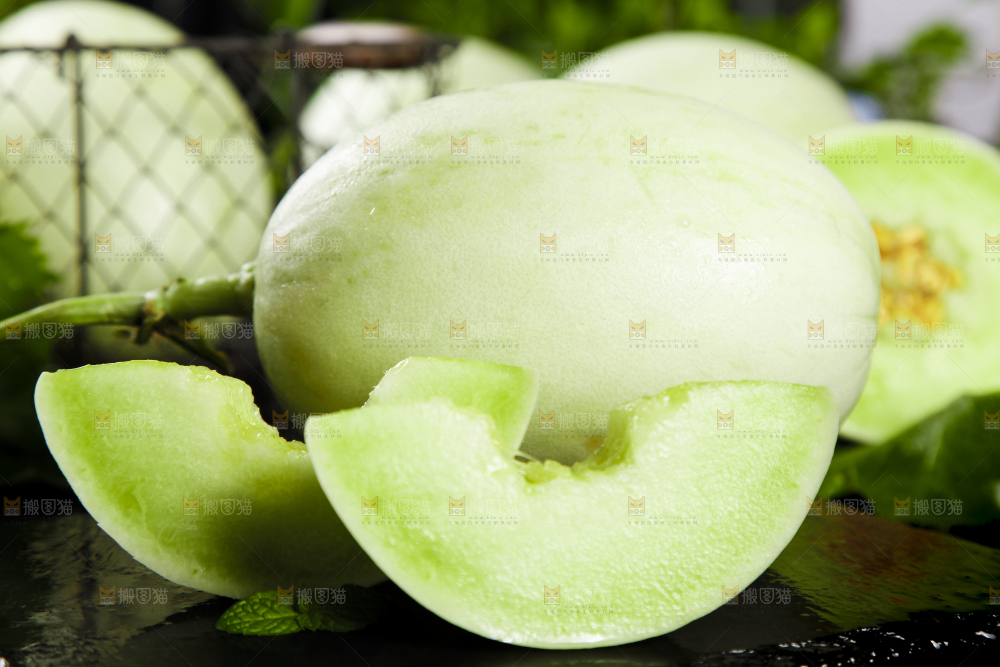 黑底上摆放着山东玉菇甜瓜