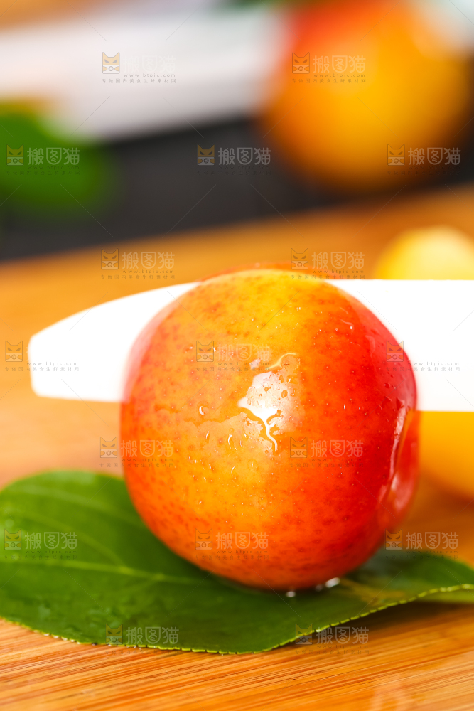 木底上摆放着珍珠李子