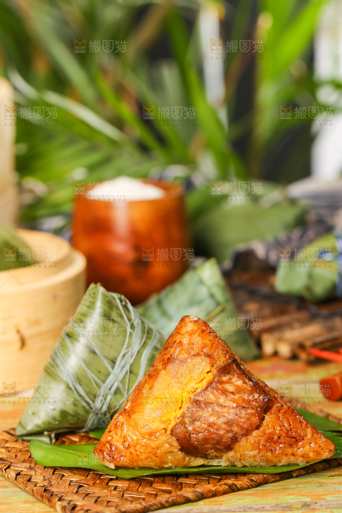 木底上放着肉粽