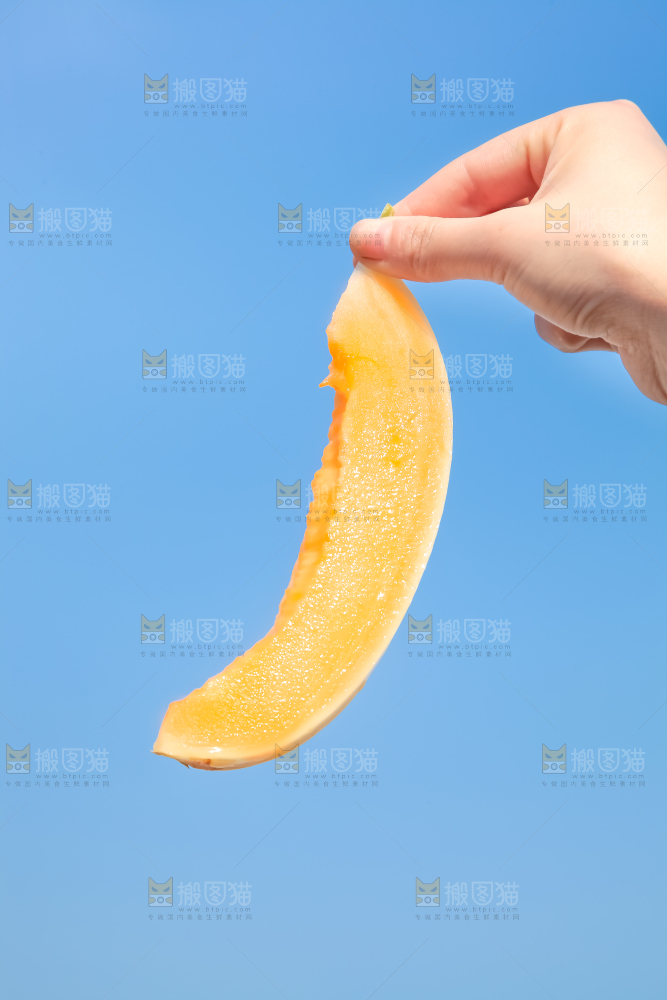 手里拿着东方蜜甜瓜