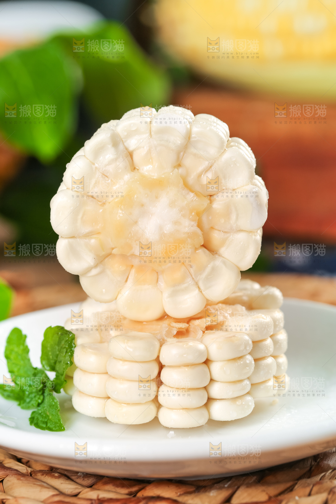 盘子里装着白玉米