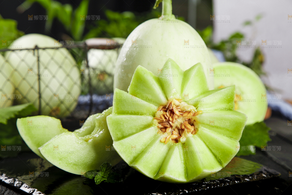 黑底上摆放着山东玉菇甜瓜
