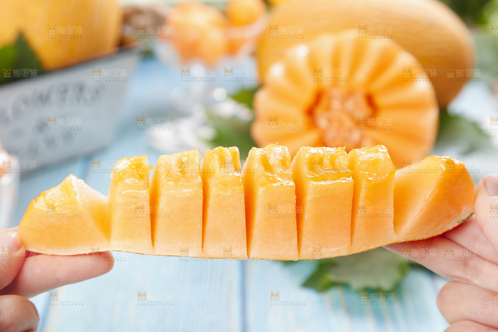 手里拿着冰火蜜瓜