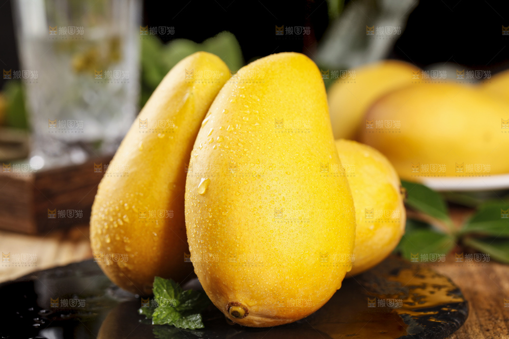 黑底上摆放着芒果