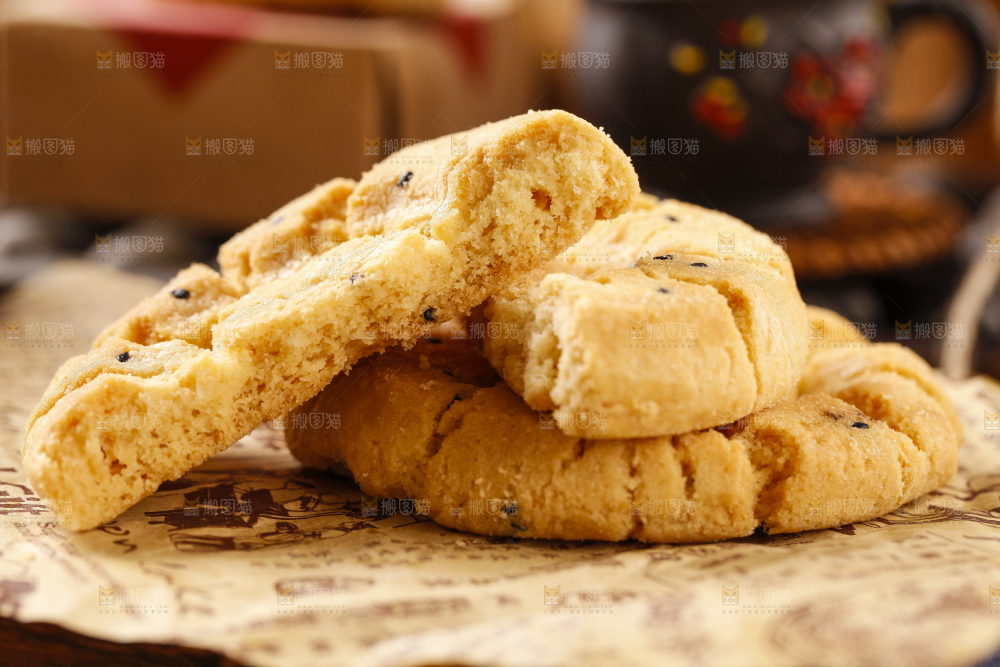 浅底上摆放着无糖桃酥饼干