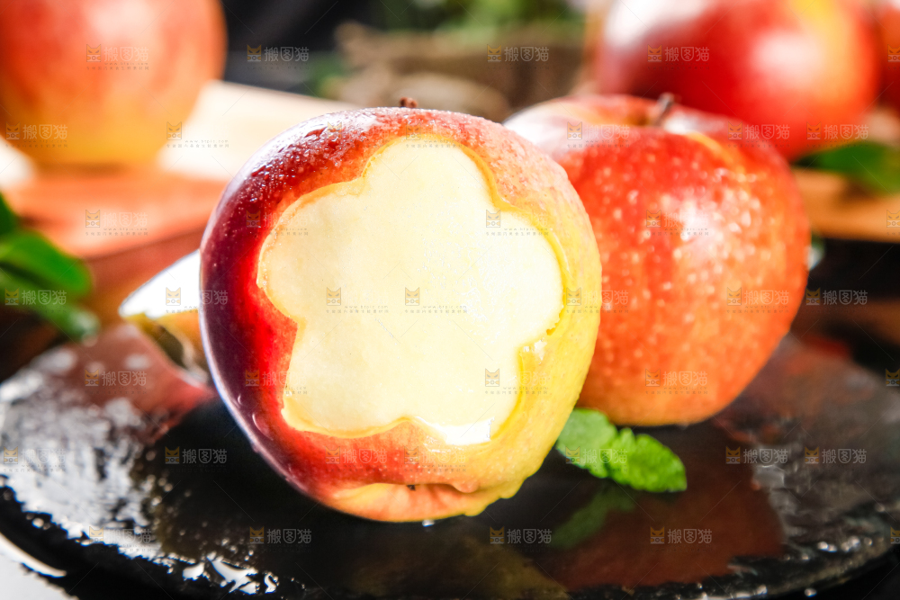 黑底上放着红嘎啦苹果