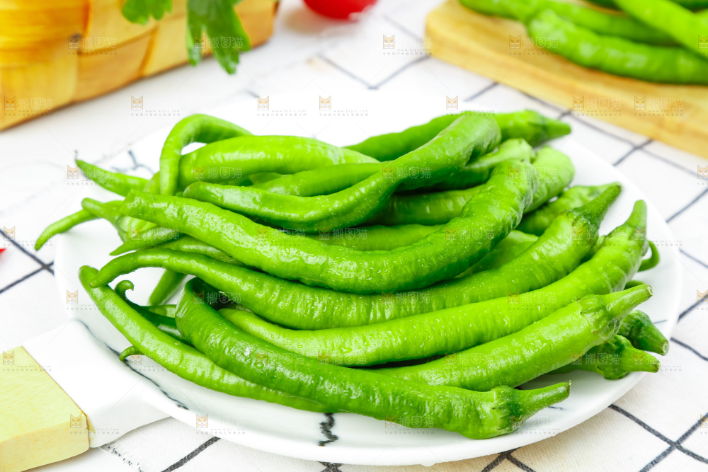 格子底上摆放着杭椒
