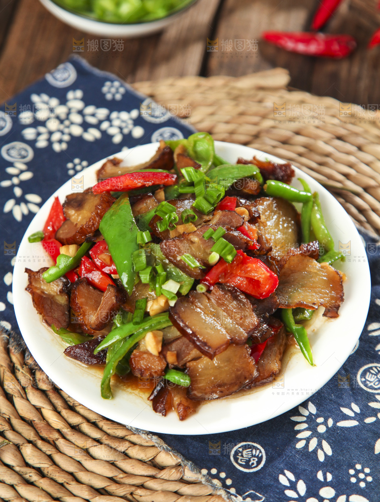 盘子里装着辣椒炒肉