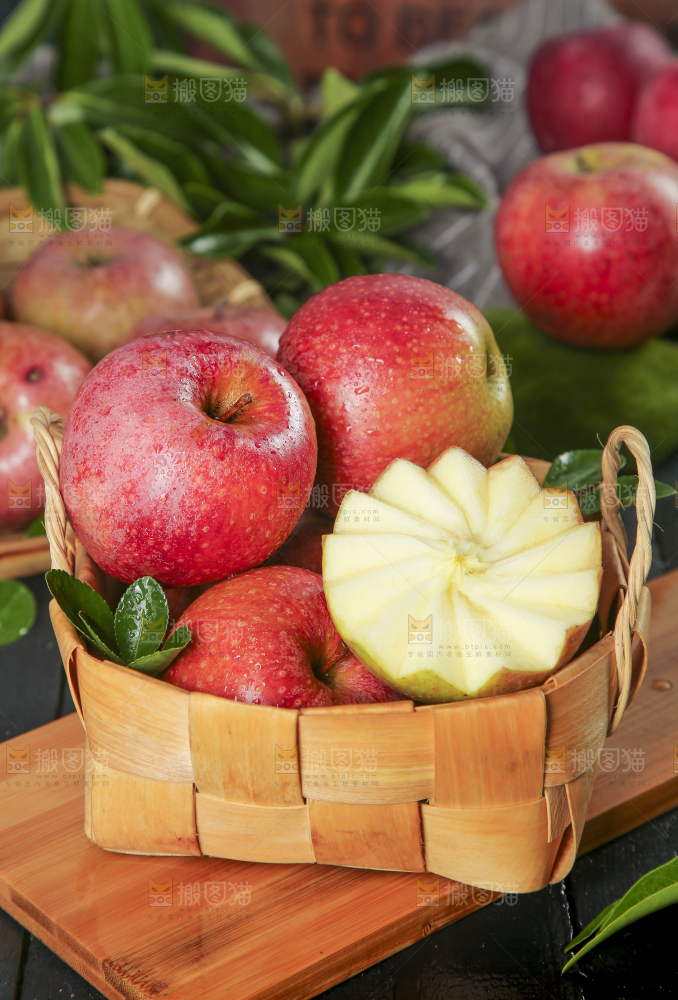 篮子里装着陕西秦冠苹果