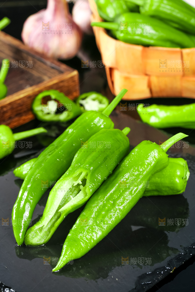 黑底上放着青辣椒
