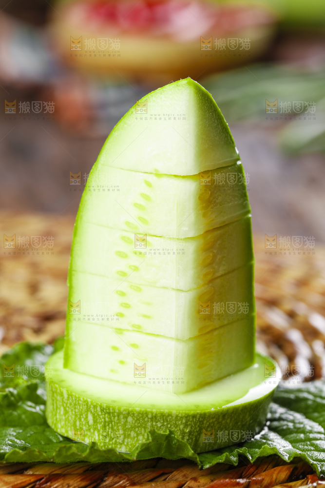 编织垫上放着西葫芦