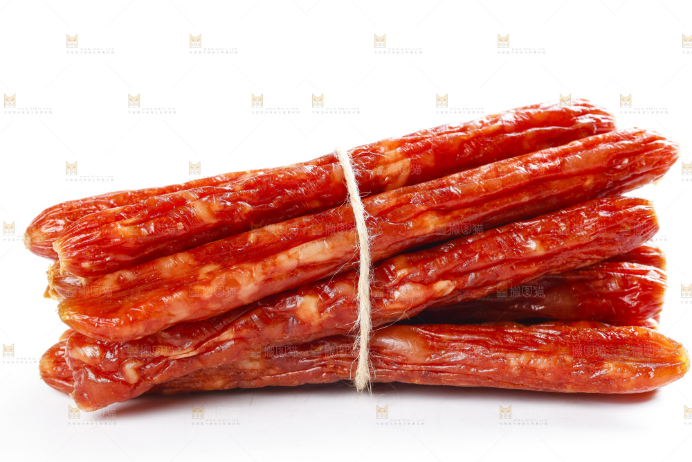 白底上摆放着广式腊肠