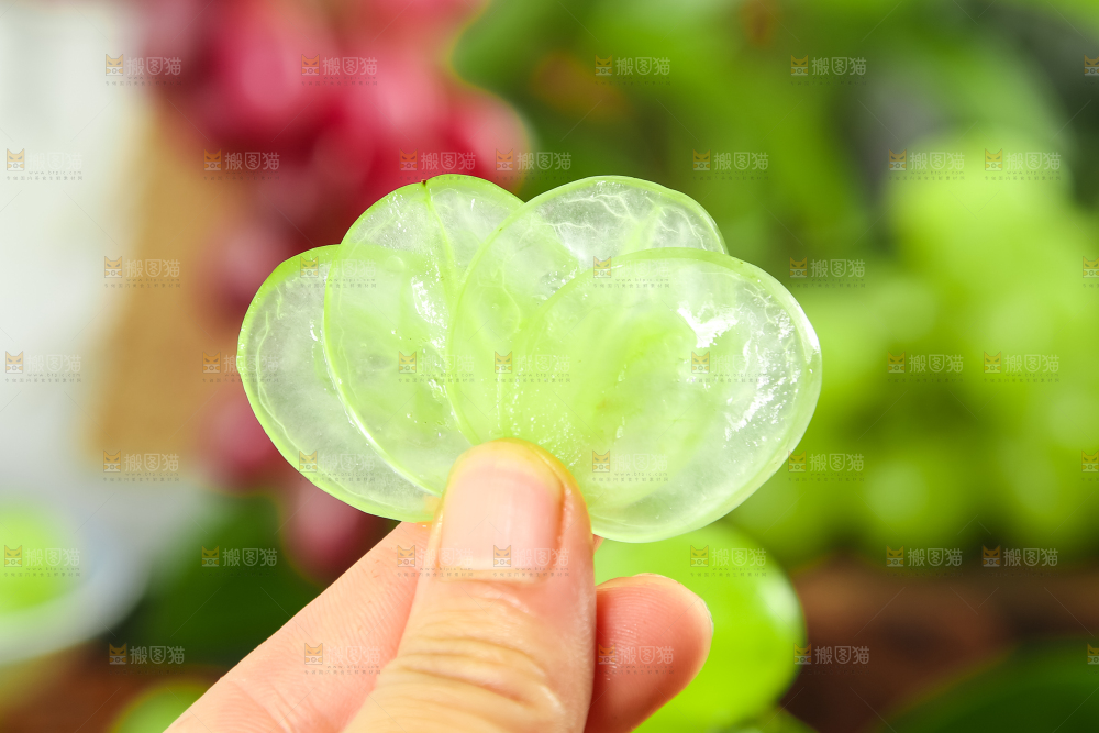 手里拿着新鲜青提