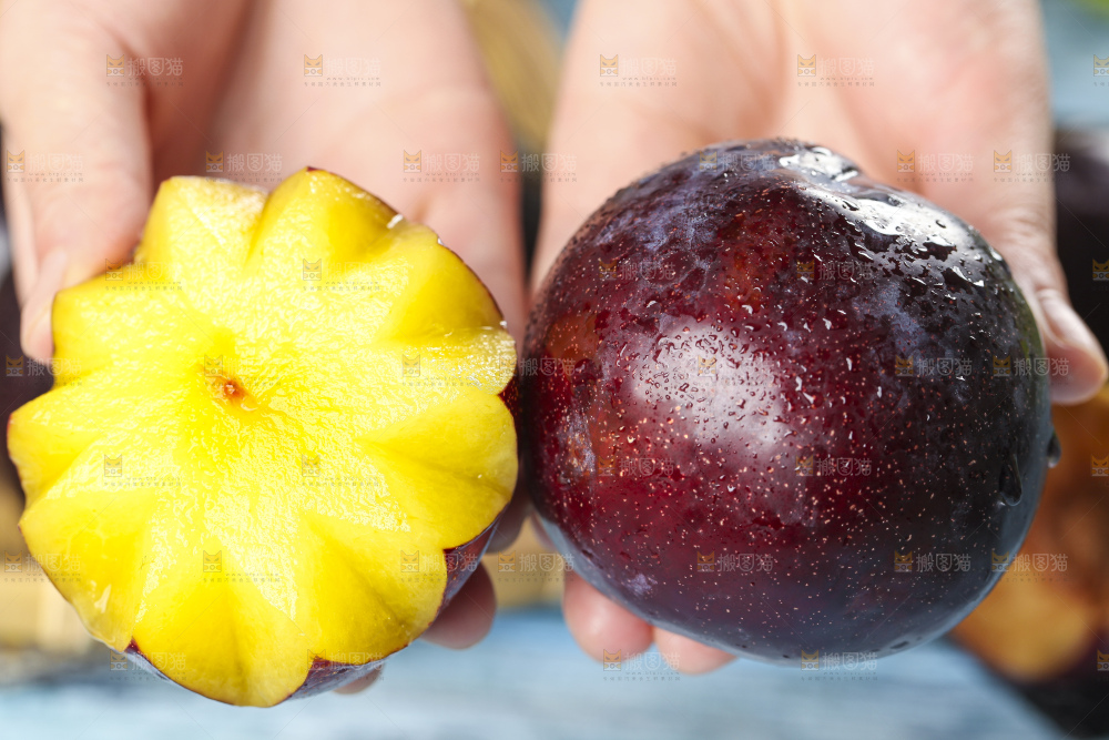 手里拿着黑李子