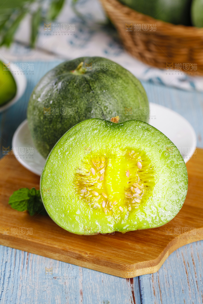 木板上摆放着绿宝瓜
