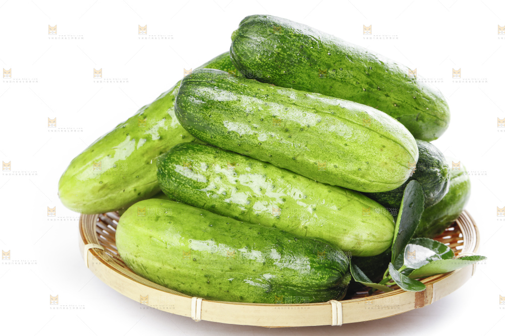 篮子里装着蔬菜黄瓜