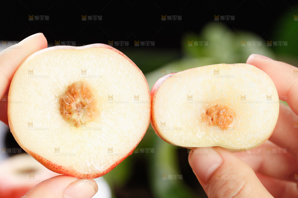 手里拿着纽扣油蟠桃