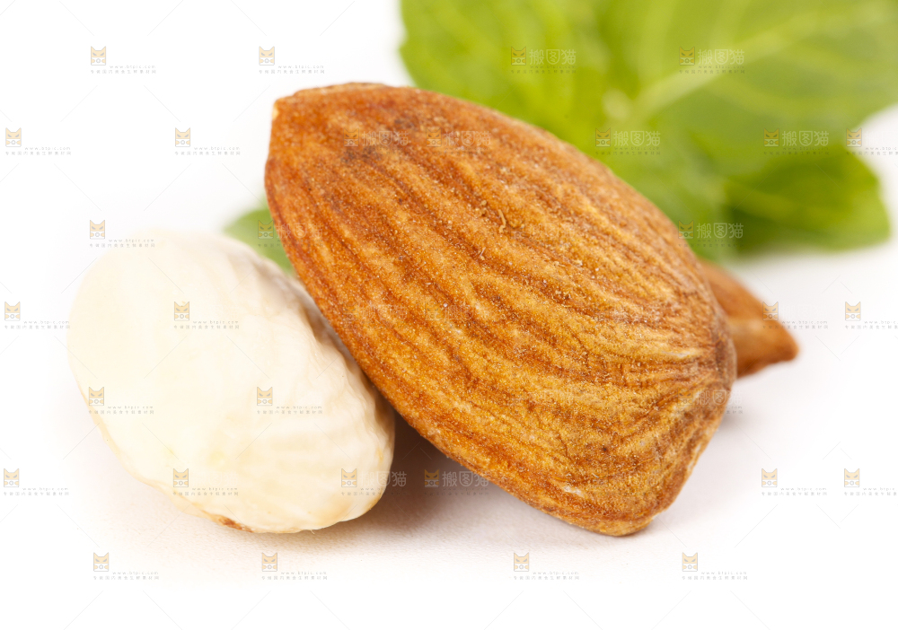 白底上摆放着巴旦木