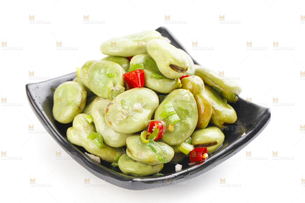 盘子里装着葱油蚕豆