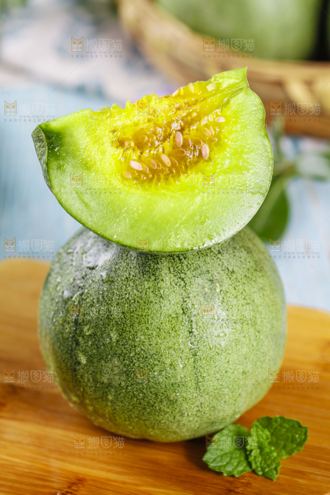 木板上摆放着绿宝瓜