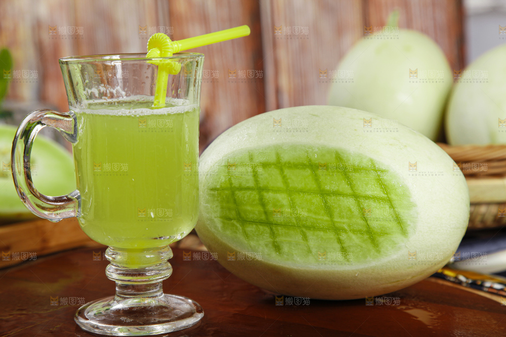 杯子里装着玉菇甜瓜榨的果汁
