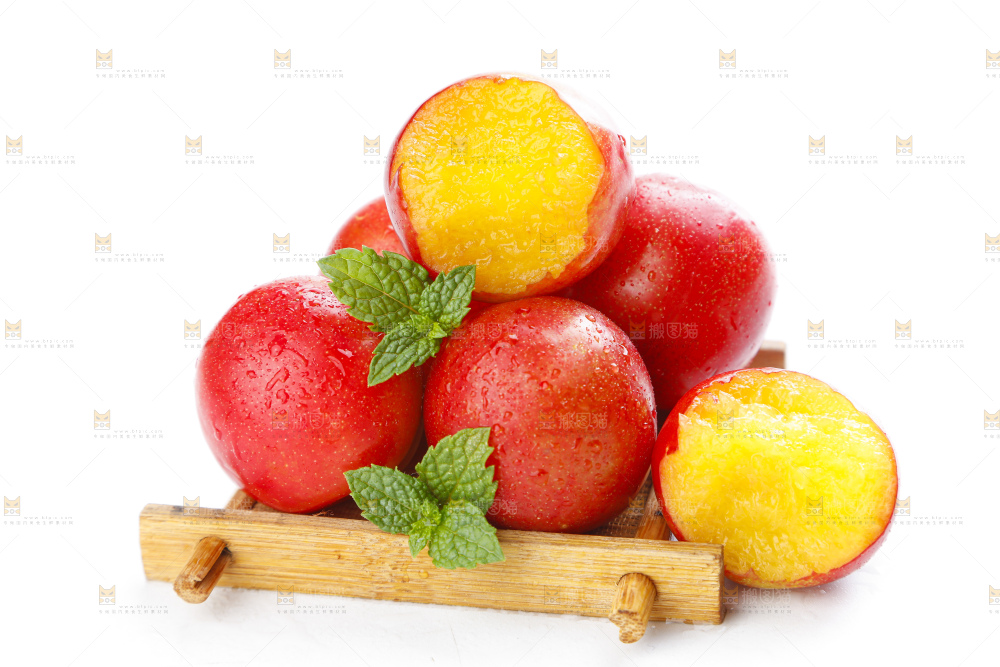 木盒里装着红李子