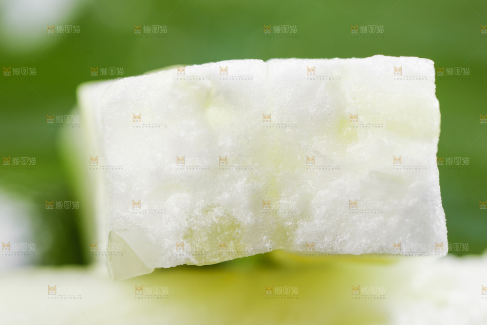 绿叶上放着切丝的瓠子瓜