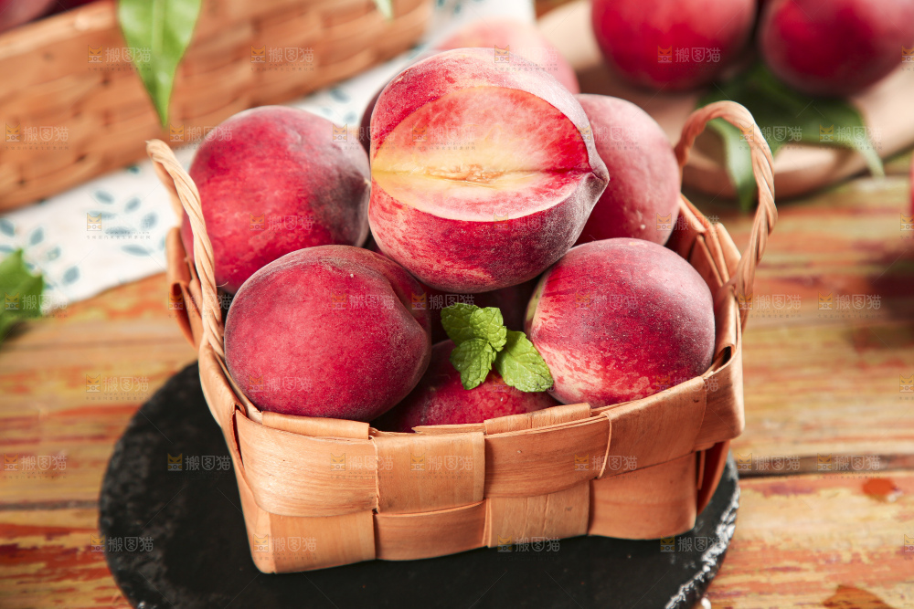 篮子里装着胭脂红血桃