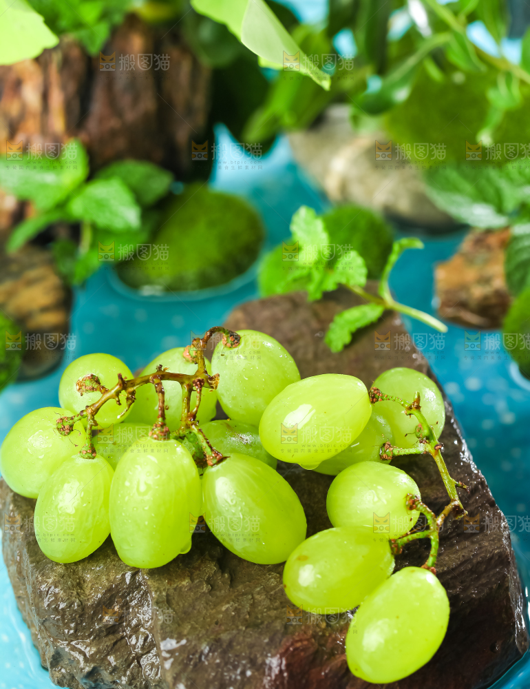 石板上放着澳洲无籽青提