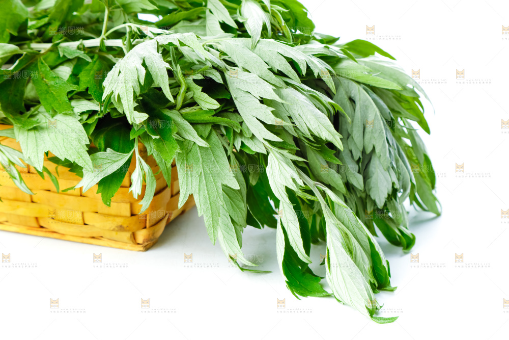 篮子里装着艾草