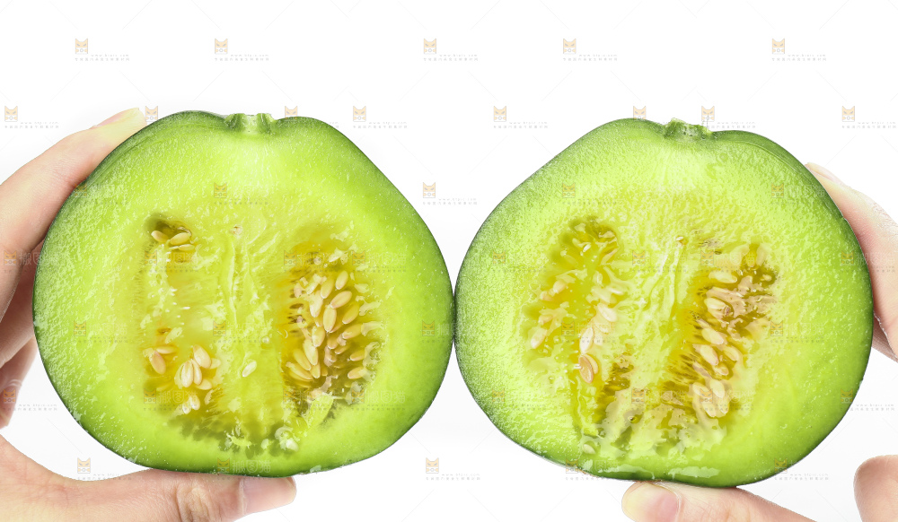 手里拿着绿宝香瓜