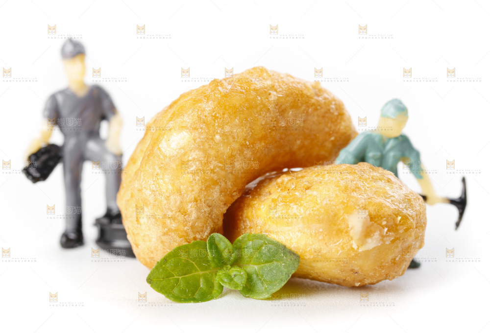 白底上摆放着盐焗腰果