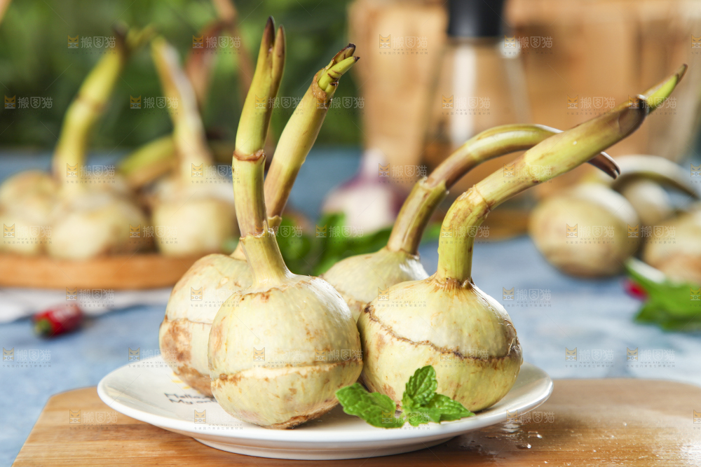 盘子里装着白慈菇
