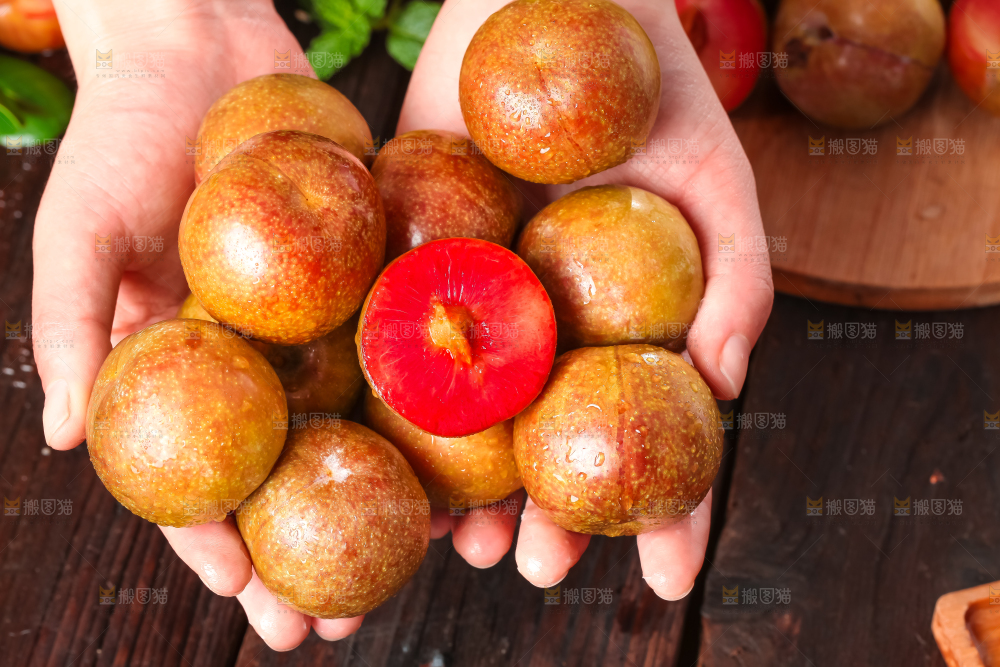 手里拿着红心三华李