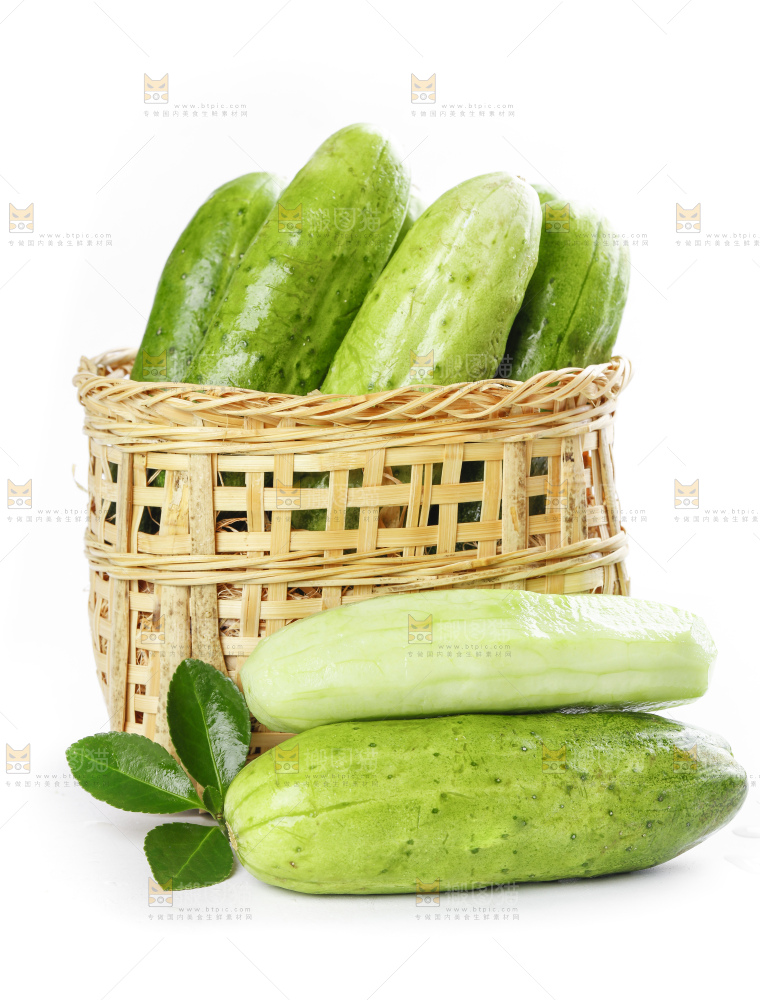 篮子里装着蔬菜黄瓜