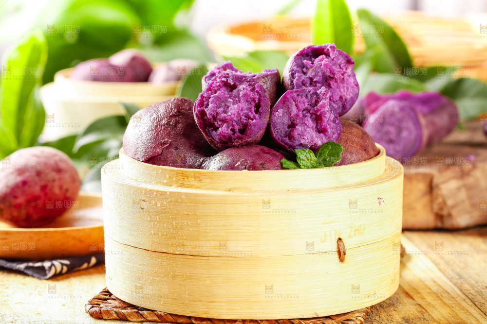 蒸笼里放着紫蜜薯