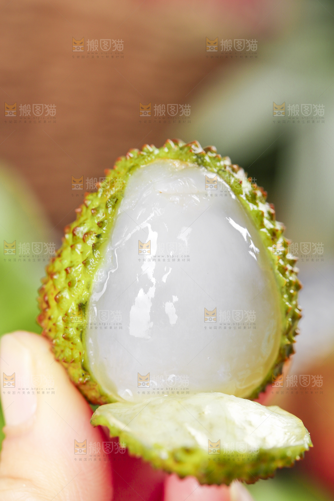 手里拿着荔枝