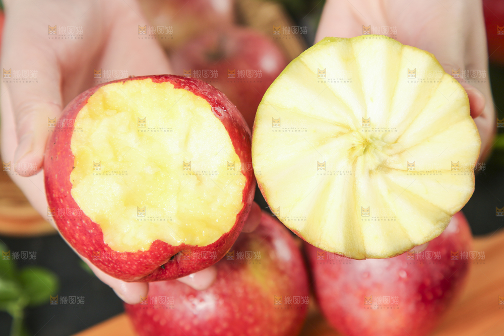 手里拿着陕西秦冠苹果