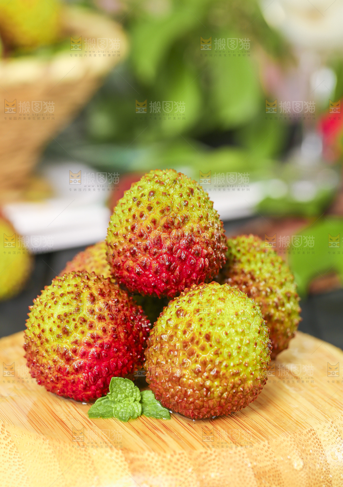 木板上放着荔枝