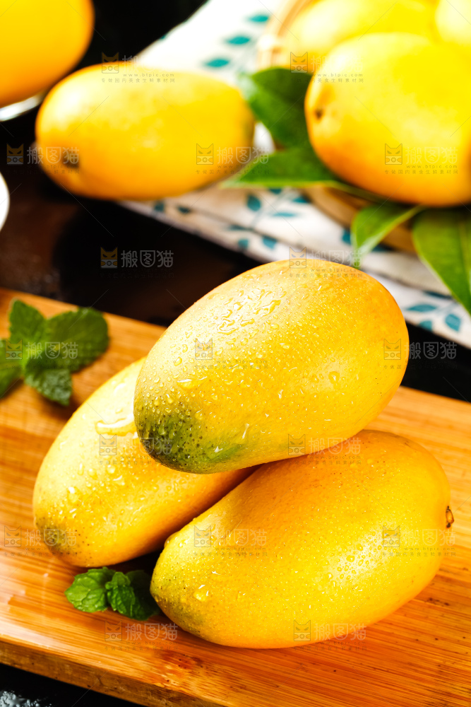 木底上摆放着海南小台农芒果
