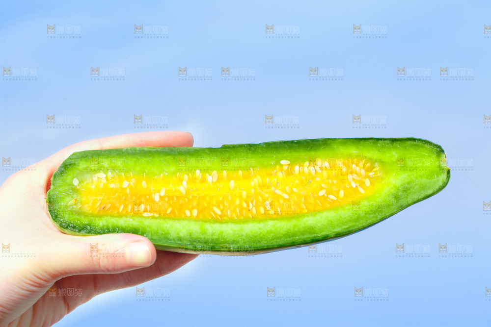 手里拿着羊角蜜甜瓜