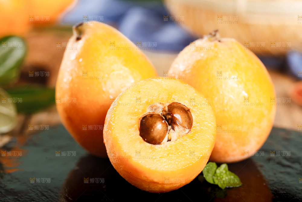 黑底上摆放着云南蒙自枇杷