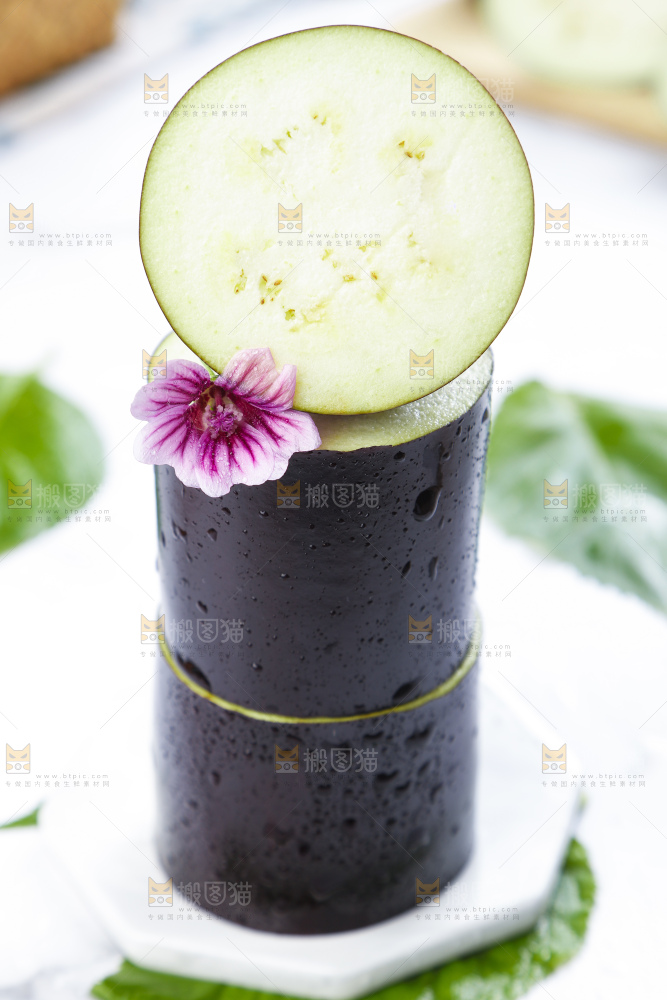 白底上摆放着紫茄子