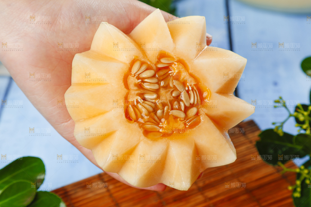 手里拿着白皮蜜瓜