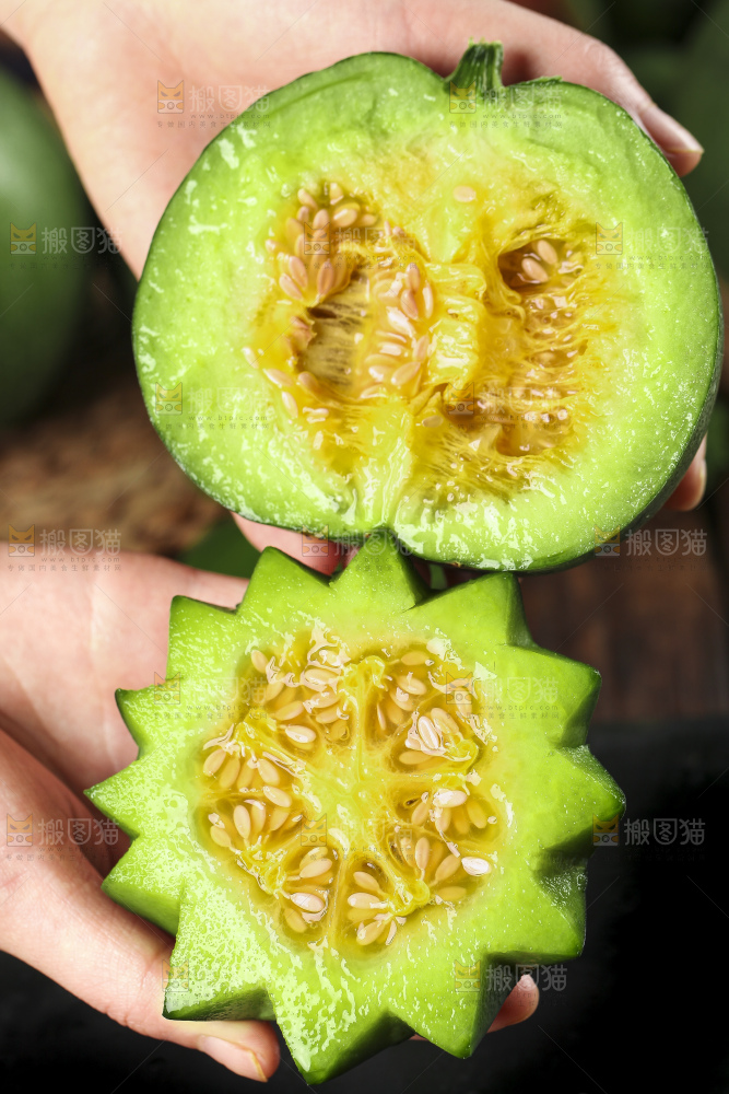 手里拿着绿宝甜瓜