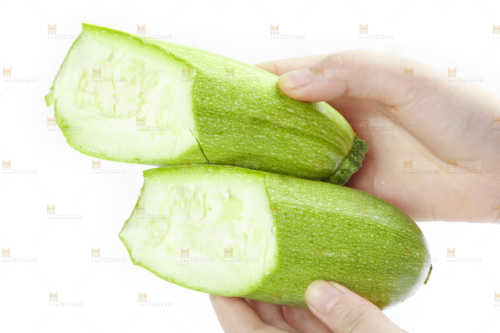 手里拿着西葫芦